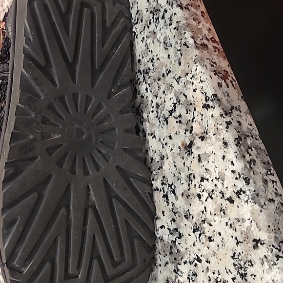 UGG BOOTS BLACK GOLD SEQUINS SIZE 7. WORN A FEW TIMES. GOOD CONDITION. - Picture 6 of 8